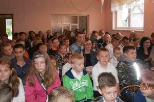 Inauguracja nowego roku szkolnego w szkole w Zwiniarzu