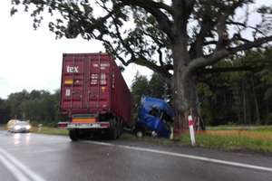 Ciężarówka wjechała do rowu na "siódemce" koło Ostródy