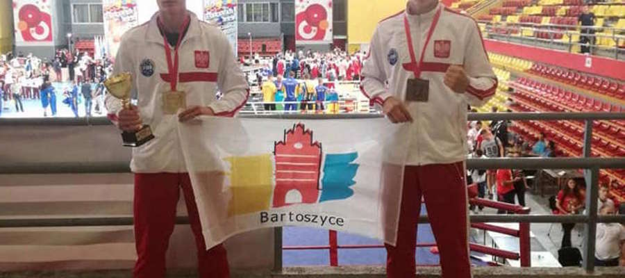 Michał (z lewej) i Sebastian Kuźniak już z medalami mistrzostw Europy w kickboxingu