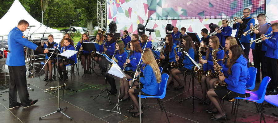 Miejska orkiestra na scenie w Gurjewsku