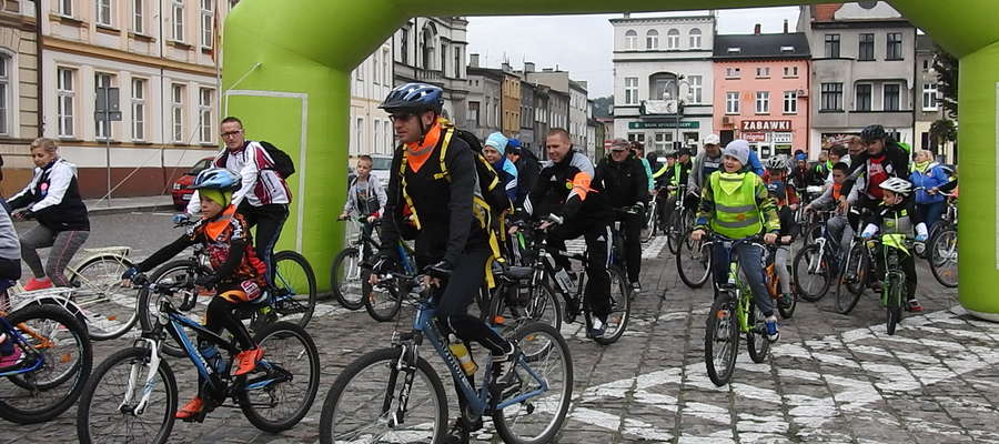 Start rowerzystów z rynku w Nowym Mieście Lubawskim 