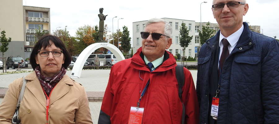 Przedstawiciele delegacji z Nowego Miasta przy pomniku Adama Mickiewicza w Solecznikach