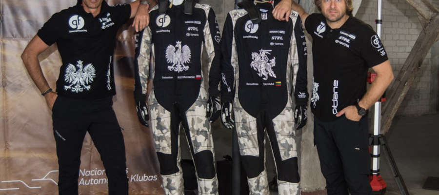 W takich kombinezonach pojadą w Rajdzie Dakar Sebastian Rozwadowski (z lewej) i Benediktas Vanagas. Początek zmagań: 6 stycznia 2018 r.