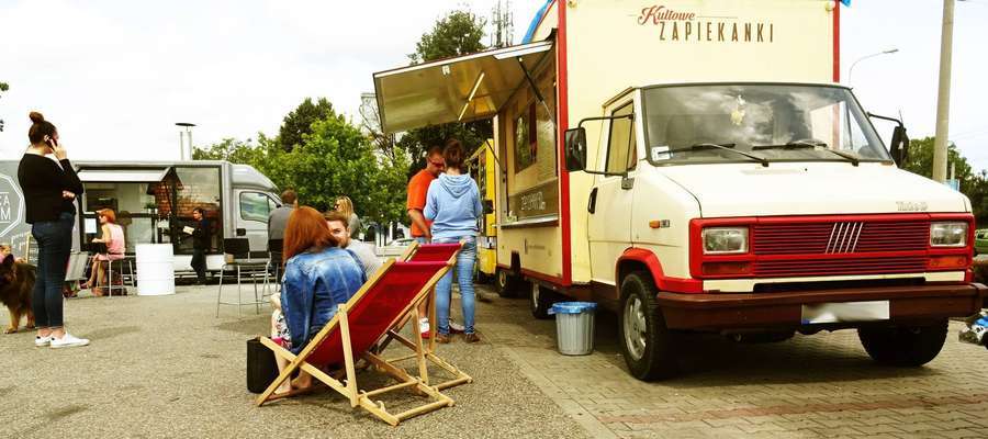 Food Trucki podbiły nasze serca. Po jedzenie prosto z wozu chętnie sięgają wszyscy. 