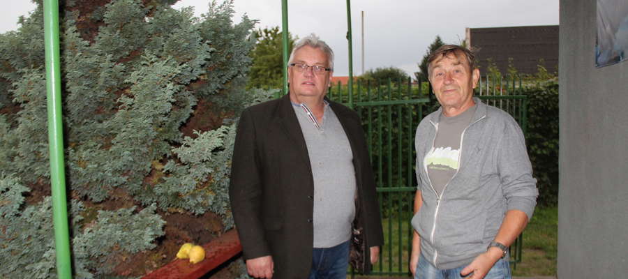 Mirosław Sielewicz, prezes ROD „Kormoran” (z lewej), oraz Tadeusz Gulbicki, gospodarz ogrodów, to pasjonaci tej formy rekreacji