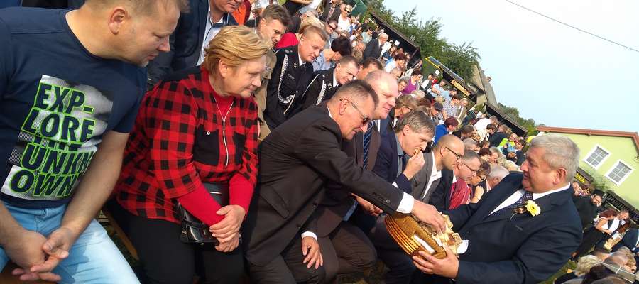 Gospodarz dożynek starosta lidzbarski Jan Harhaj podzielił symbolicznie chleb