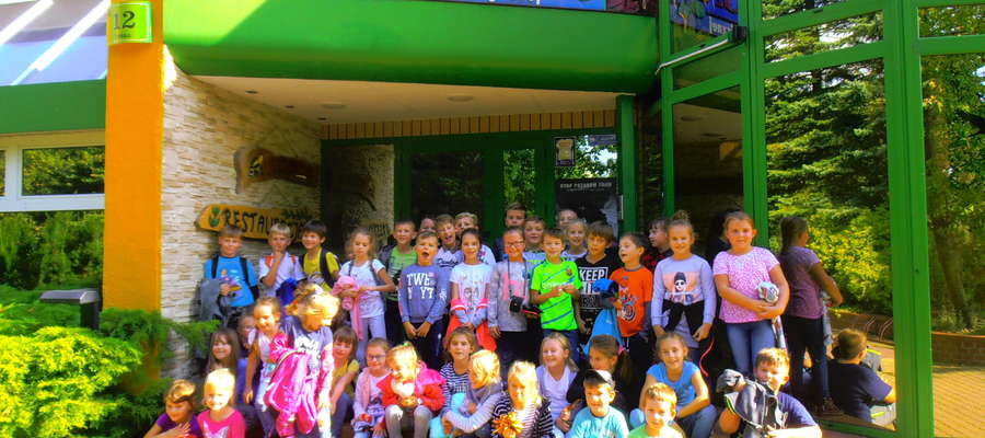 Uczniowie przed ośrodkiem ekologicznym w Górznie 