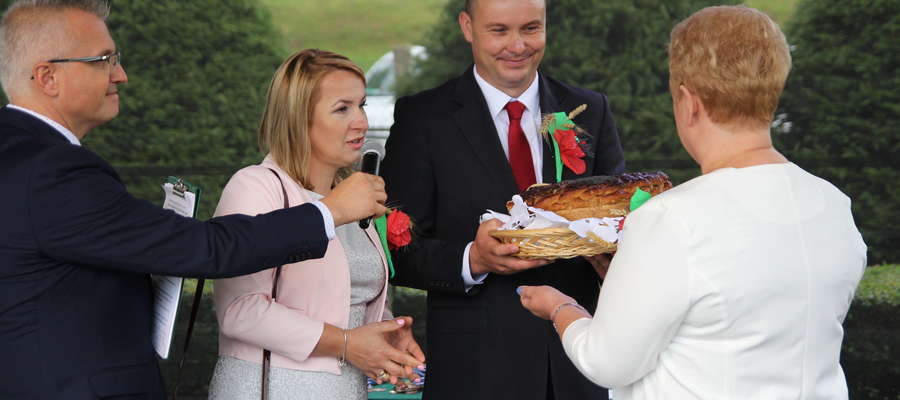 Iwona Cieślak z Długiej oraz Waldemar Sarna z Lipicy, starostowie tegorocznych dożynek, przekazują tradycyjny chleb dożynkowy Irenie Wołosiuk, burmistrzowi Sępopola
