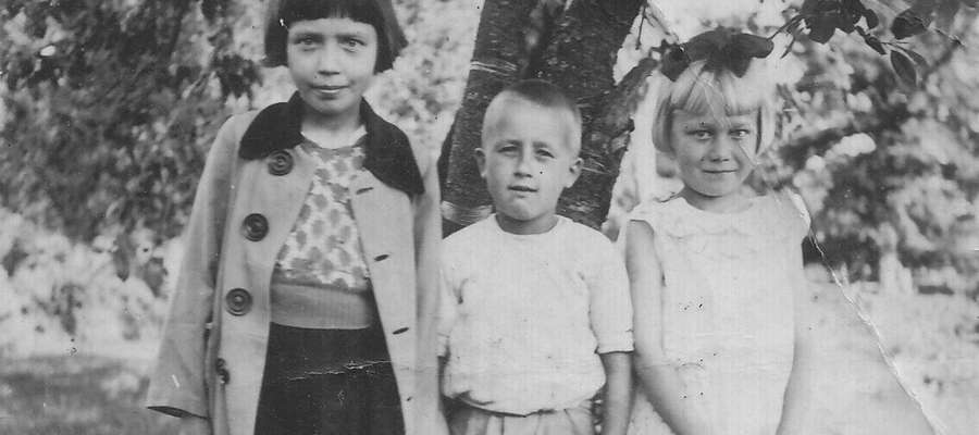 Mała Krysia (na zdj. z prawej) wraz z dziećmi z sąsiedztwa 1943 rok.