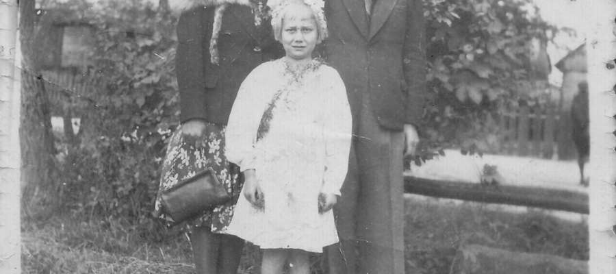 Mała Krysia z mamą i tatą. Dzień komunii świętej 1946 rok