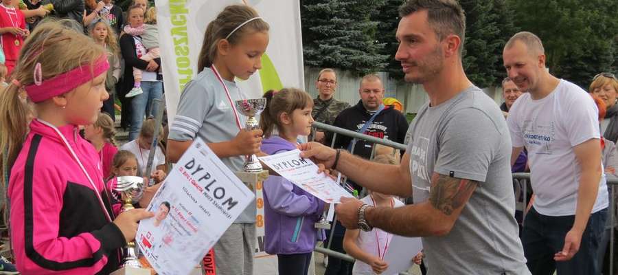 Uczestników biegów nagradzał gość specjalny "Biegu z gwiazdą", czyli były piłkarz Marek Saganowski