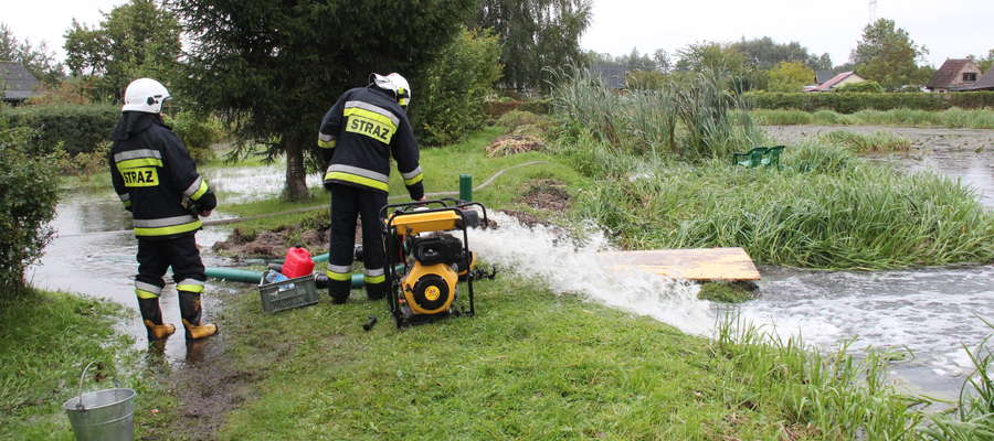 Strażacy wypompowują wodę z ogrodów