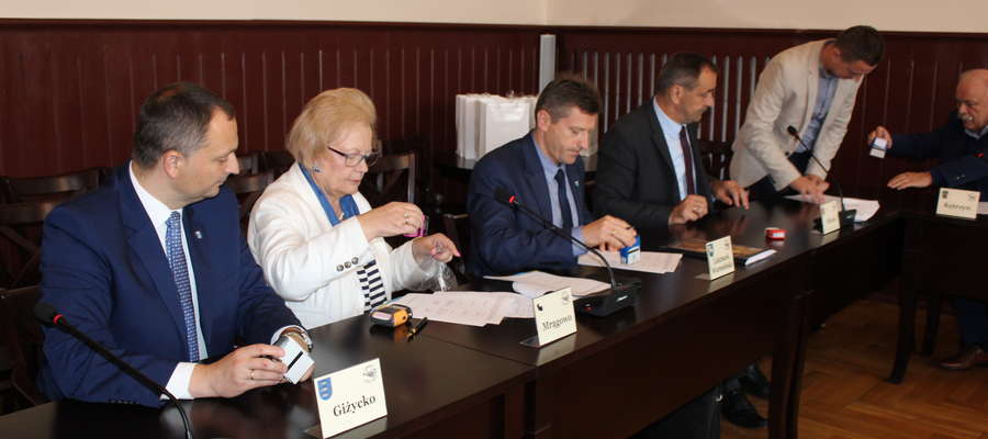 12 września w kętrzyńskim ratuszu spotkali się burmistrzowie dwunastu miast naszego regionu, w tym włodarze Giżycka, Lidzbarka Warmińskiego i Mrągowa. Kętrzyn reprezentował osobiście burmistrz Hećman.