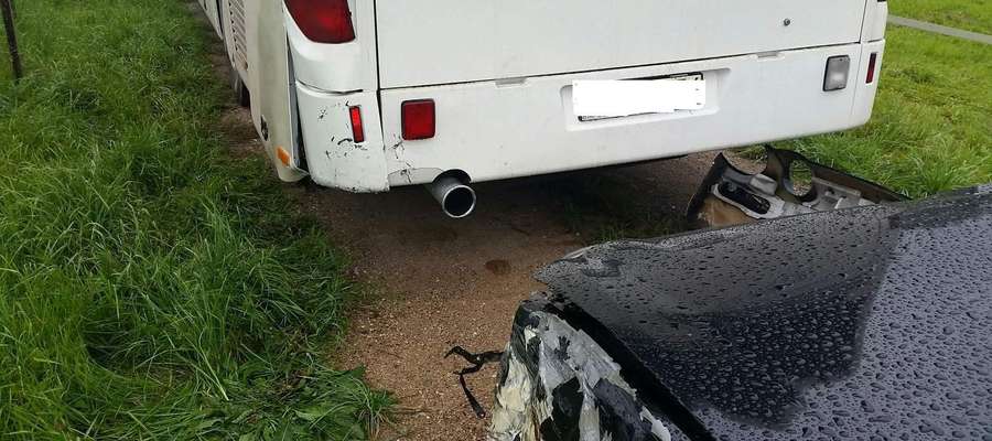 Uszkodzenia samochodów w wyniku kolizji w Kąpie (gm. Giżycko)