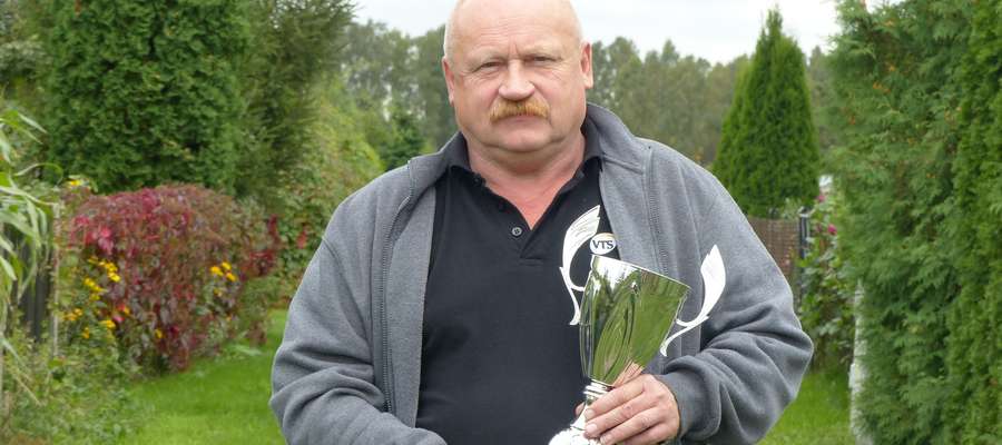 Andrzej Zuzga z pucharem, który ROD „Magnolia” otrzymał od zarządu wojewódzkiego z okazji jubileuszu