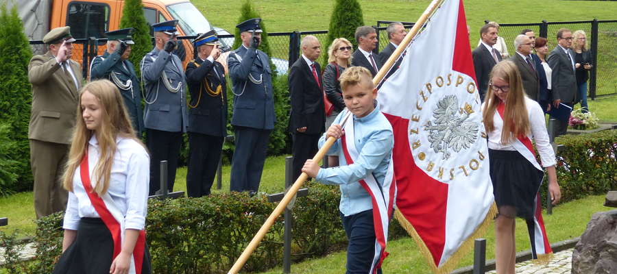 Poczet sztandarowy szkoły podstawowej nr 3 w Iławie podczas uroczystości przed Pomnikiem Nieznanego Żołnierza