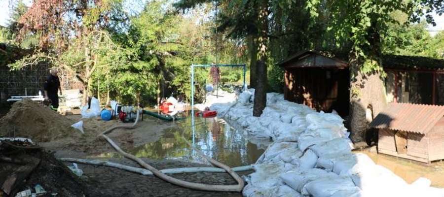 Woda z rzeki Wąskiej zalała domy na ul. Zamkowej