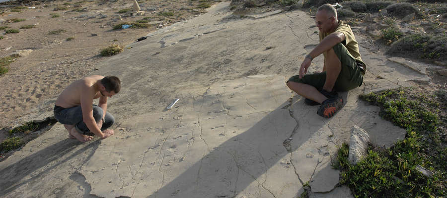 Od lewej: Grzegorz Niedźwiecki i Gerard Gerliński podczas pracy nad odciskami śladów naszych praprzodków, które odkrył na skałach