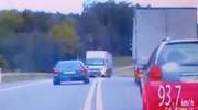 Cudem uniknął śmierci. 26- latek wyprzedzał na podwójnej ciągłej na DK16  [VIDEO]