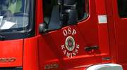 Pijany strażak OSP Kamińsk wjechał wozem ratowniczo-gaśniczym w zaparkowany samochód