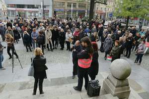 Ponad sto osób na Czarnym Proteście w Olsztynie [ZDJĘCIA i WIDEO]