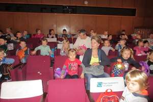Uczniowie z Zajączkowa w kinie i bibliotece w Lubawie