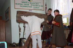 Uczniowie SP w Babkach Oleckich zakuci w dyby 