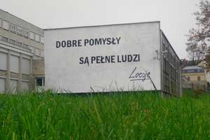 "Dobre pomysły są pełne ludzi”. KloszArt stworzył mural, który dobrze nastraja na pobyt w Olsztynie