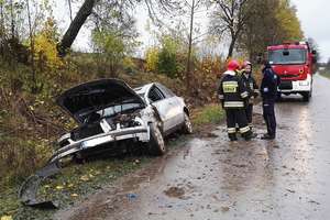 Rozbity samochód w Chełchach. Kierowca zbiegł z miejsca zdarzenia 