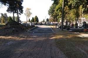 Aleje na cmentarzu przy Spokojnej będą wyłożone kostką brukową