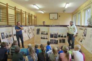 Lekcja historii o Żołnierzach Wyklętych w szkole w Zajączkowie