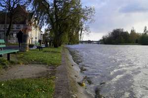 Przybywa wody w rzece Elbląg i w Kumieli [zdjęcia]