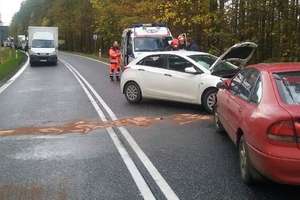 Po zderzeniu aut zablokowana krajowa "szesnastka" w Starych Jabłonkach