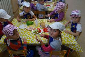 Dzieci z wielkim zaangażowaniem smarowały chleb i układały smakołyki