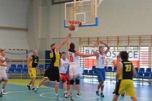 Koszykarze zagrali w Bezledach. Puchar zabrali ze sobą zawodnicy ze Szczytna
