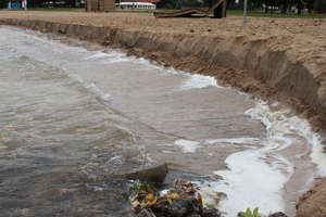 Jezioro Niegocin zabiera piasek z miejskiej plaży
