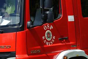 Pijany strażak OSP Kamińsk wjechał wozem ratowniczo-gaśniczym w zaparkowany samochód