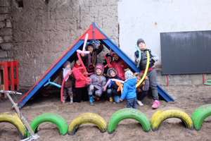 Dzieci z podwórek przy Wawelskiej i Mickiewicza otworzyły wymarzony plac zabaw