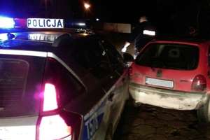 Pijany i bez prawa jazdy, uciekając przed policją uderzył w radiowóz