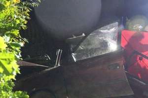 Opel uderzył w drzewo. Zginął 28-letni kierowca, dwóch pasażerów w szpitalu