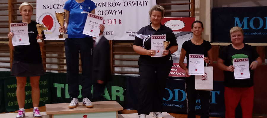Marzena Jasińska (pierwsza z lewej) na podium Mistrzostw Polski Nauczycieli i Pracowników Oświaty w tenisie stołowym w Łodzi 