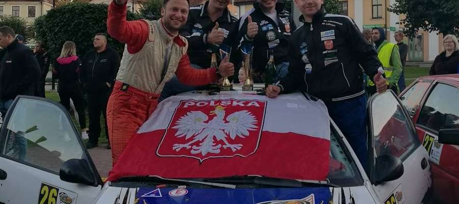 Mistrzowie Łotwy rallysprintów: Adam Binięda (z lewej) i Sebastian Chrzanowski (z prawej)