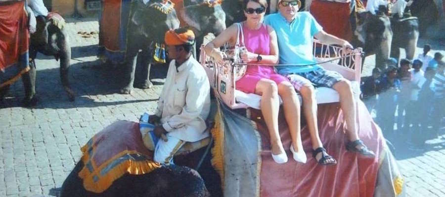Autor Przewodnika po bieganiu Paweł Hofman z małżonką Jadwigą na słoniu