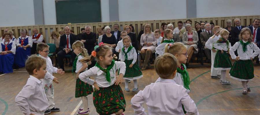 Podczas akademii z okazji Dnia Edukacji Narodowej w I LO w Olecku wystąpiły dzieci z Przedszkola "Jedyneczka" 
