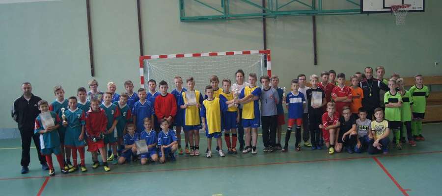 Młodzi piłkarze z nowomiejskiej gminy z opiekunami i organizatorami turnieju w Bratianie 
