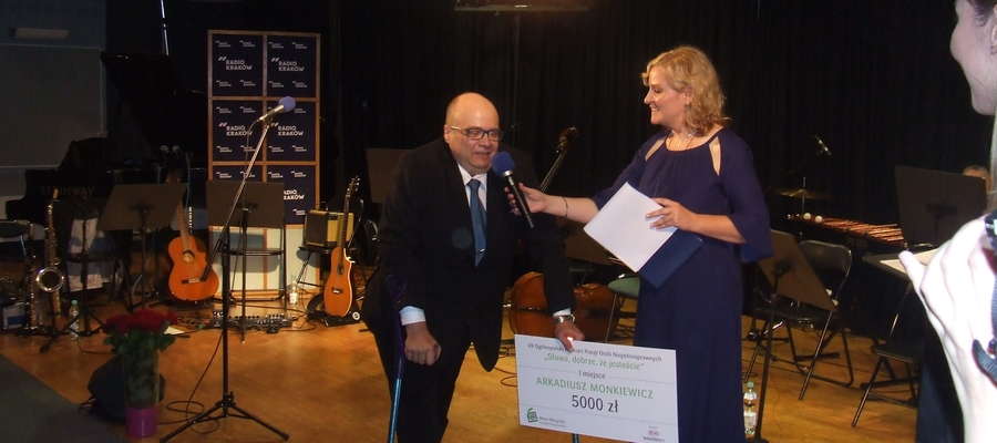 Arkadiusz Monkiewicz odbiera konkursową nagrodę