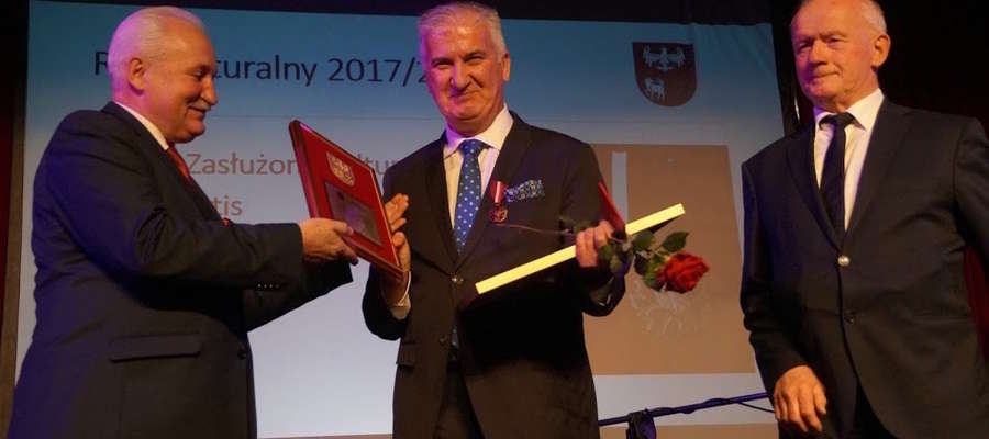 Antonii Czyżyk, dyrektor Centrum Spotkań Europejskich "Światowid" w Elblągu, otrzymał od marszałka medal Zasłużony Kulturze Gloria Artis. Na zdjęciu także wicewojewoda Sławomir Sadowski