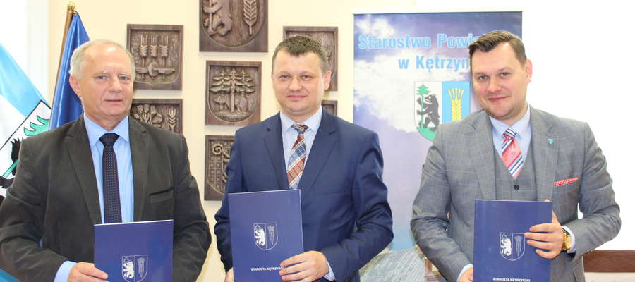 Starostowie Ryszard Niedziółka i Michał Krasiński w towarzystwie przedstawiciela wykonawcy - Jacka Pasika.