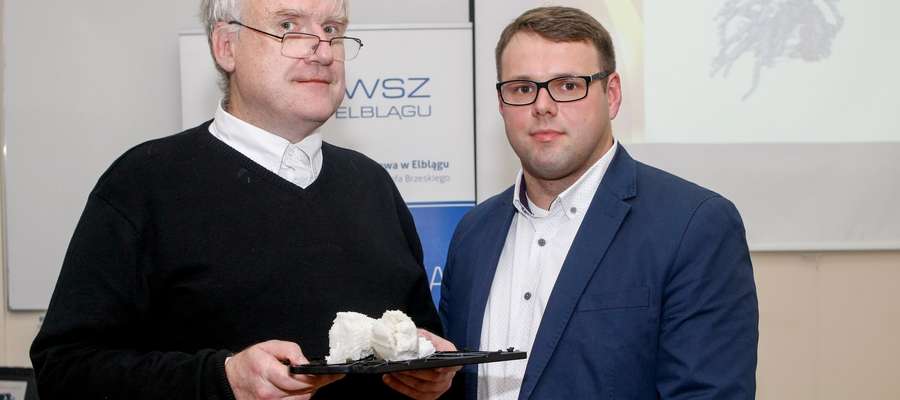 Wojciech Wojtkowski (z prawej) razem z dr. inż. Henrykiem Olszewskim prezentują model serca w 3D