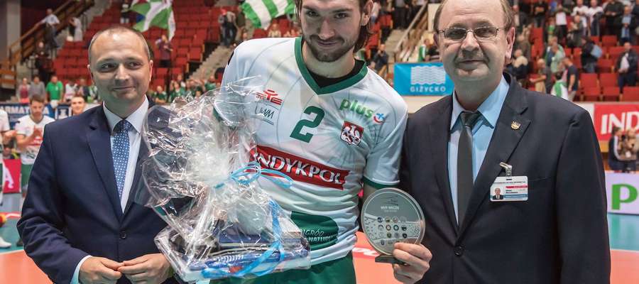 Jan Hadrava z Indykpolu AZS prezentuje statuetkę dla najlepszego zawodnika (MVP) meczu z Espadonem